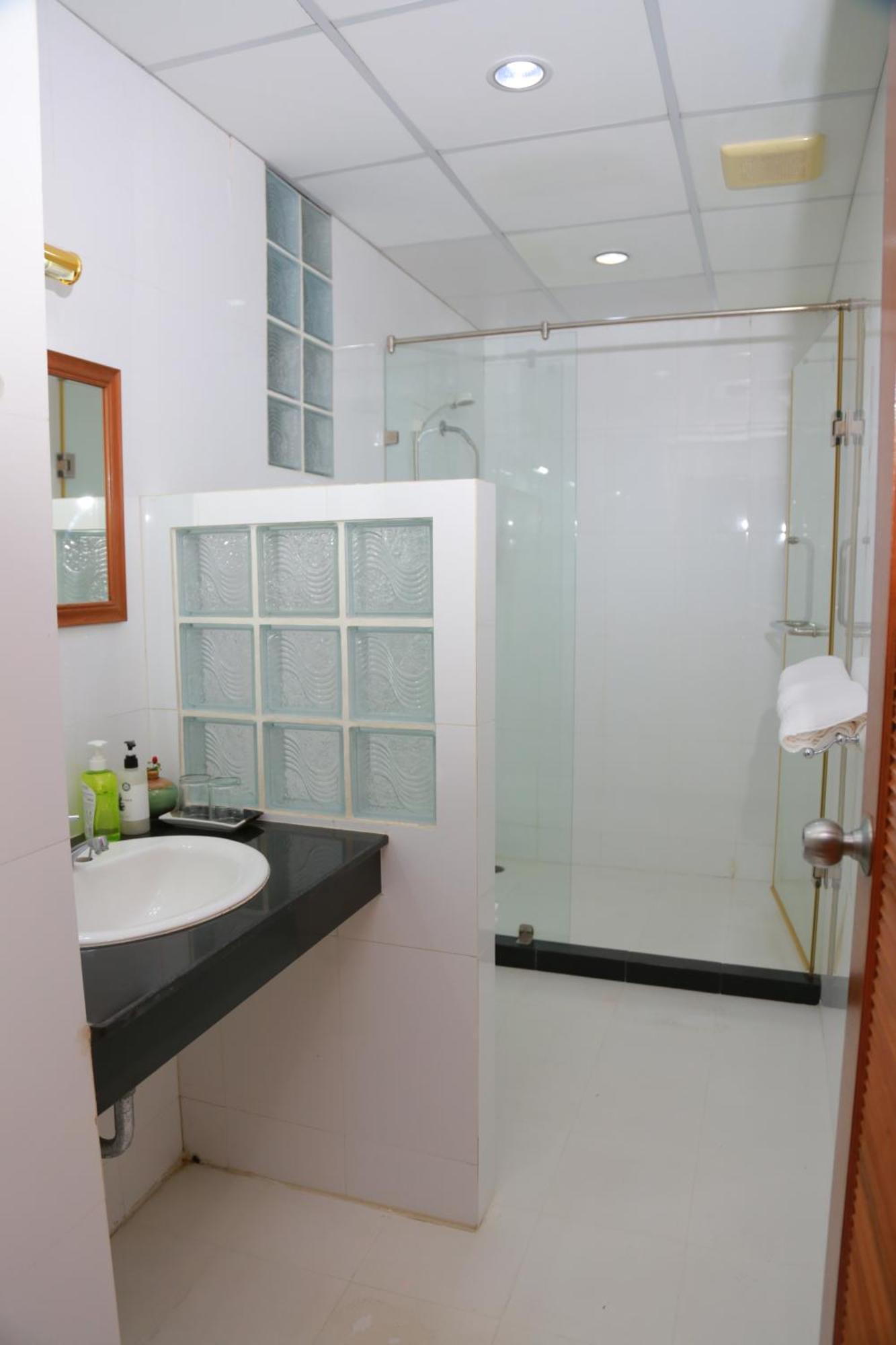 Upar Silom 3*